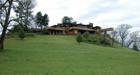 Резиденция Taliesin, вид с луга Резиденция Taliesin, вид с луга