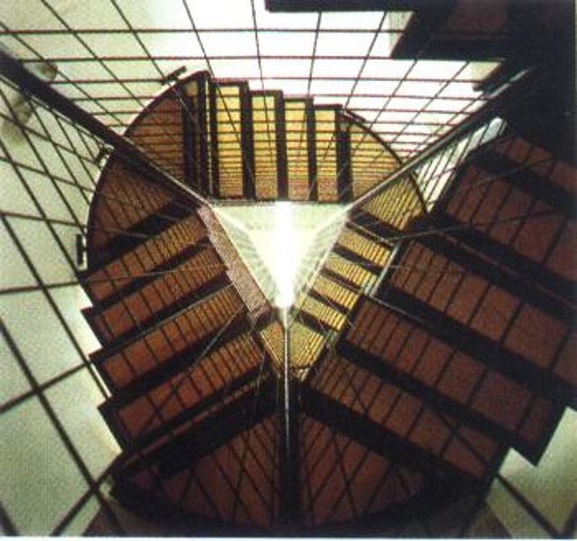 Полезный размер лестничной площадки увеличинвает её форма в виде сектора