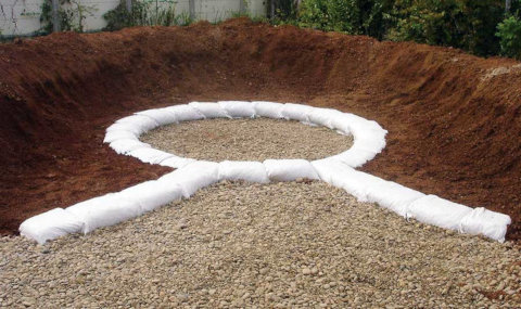 Дешёвый землебитный погреб на даче, первые ряды мешков