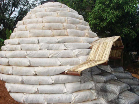 Дешёвый землебитный погреб на даче, устройство козырька над входной дверью погреба