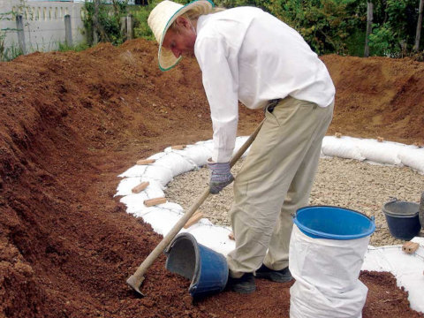 Дешёвый землебитный погреб на даче, заполнение мешков грунтом