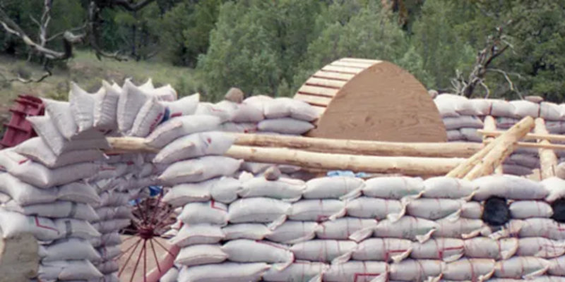 Возведение землебитных стен из мешков с почвой